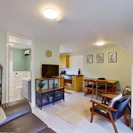 34 Strawberry Hill, Tolroy Manor * Hayle